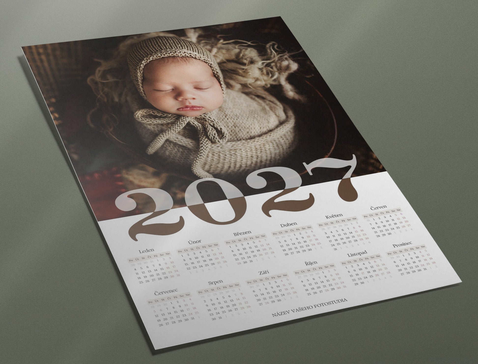 Vytištěný kalendář 2027 s fotografií klienta – šablona pro fotografy